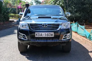 Toyota Hilux 2013 Nyeusi