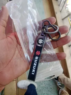 Ufunguo wa Suzuki wa Faux Leather na Vifaa vya Metali