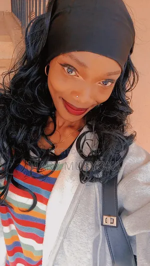 CV ya Mhudumu wa Mapokezi - Mwanamke, 23