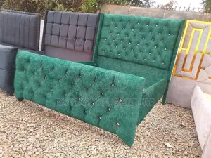 Kitanda cha Emerald Green 5x6 chenye Headboard ya Crystal