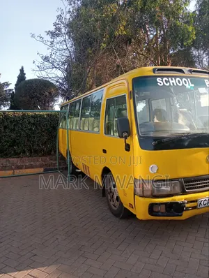 Toyota Coaster 2015 Nyeupe
