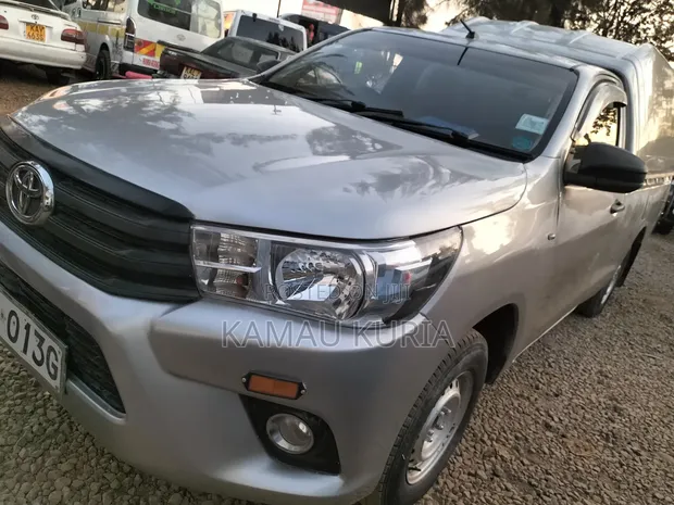 Toyota Hilux 2018 GD5 Silver - 1