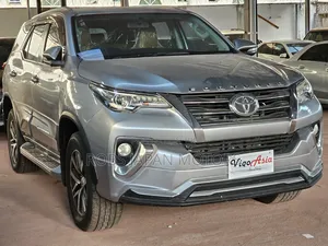 Toyota Fortuner 2019 Nyeusi