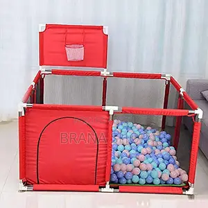 Red Child Safety Fence Playpen yenye Ball Pit & Basketball Hoop