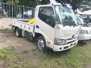 Toyota Dyna 3000cc Automatic Lori la Low-Bed