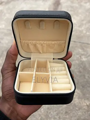 Sanduku la Vito Nyeusi Compact