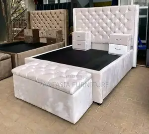 Kitanda cha Chester cha Cream 5x6 na Vifuko 2 vya Kando & Benchi la Hifadhi
