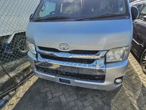 Toyota HiAce Commuter 2019 Nyeupe