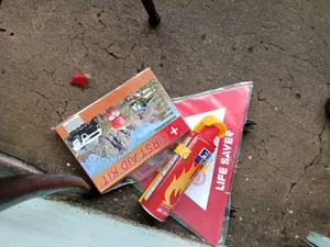 Kiti cha Dharura cha Usalama cha Gari 3-in-1 na Vipande 2 vya Onyo vya Kuakisi Mwanga