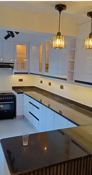 Huduma ya Kuweka Kabati za Jikoni Nyeupe na Nyeusi Ruaka