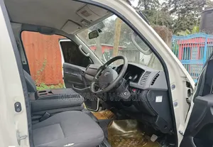Toyota HiAce 2013 Nyeupe