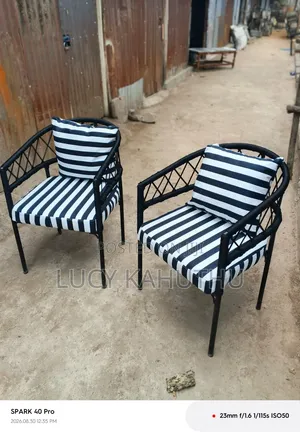 Viti vya Nje vya Kusuka Nyeusi na Nyeupe