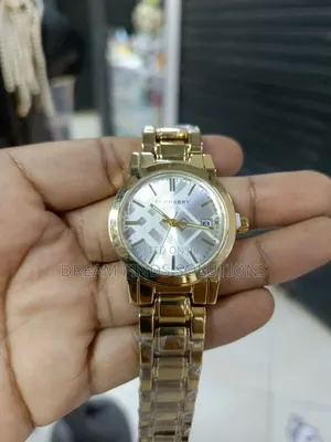 Saa ya Burberry Rangi ya Dhahabu na Muundo wa Check