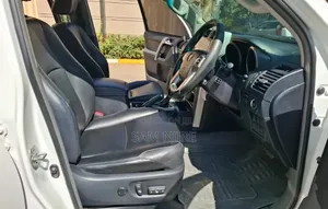 Toyota Land Cruiser Prado 2011 Nyeupe