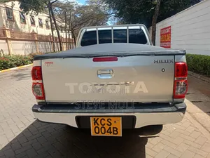 Toyota Hilux Double Cab 2012 Dhahabu