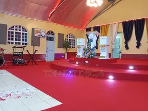 Matape Mekundu ya Kanisa - Uwekaji na Usakinishaji wa Sakafu Nzima