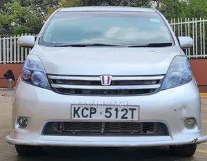 Toyota Isis 2011 Nyeusi