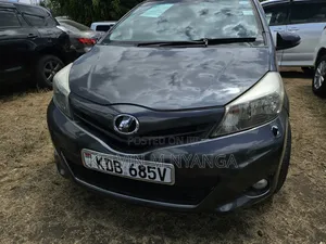 Toyota Vitz 1.3 FWD 5dr 2013 Grey