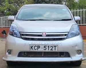 Toyota Isis 2011 Nyeupe