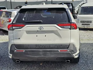 Toyota RAV4 XLE Premium FWD 2019 Nyeupe