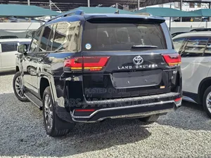 Toyota Land Cruiser LC300 2023 Nyeusi