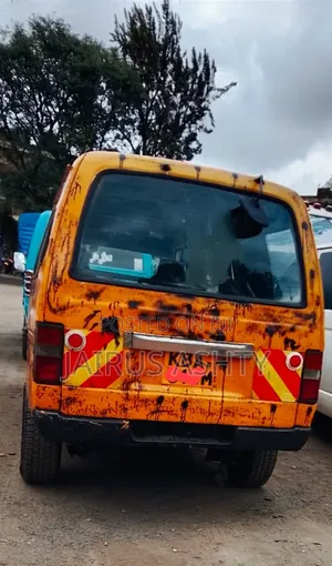 Nissan Caravan (Urvan) 2000 - Yellow