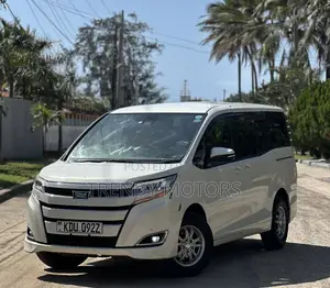 Toyota Noah 2018 Nyeupe