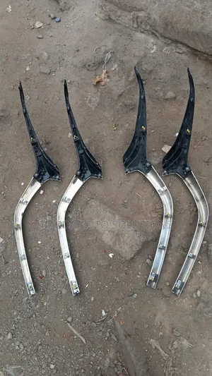 Grill ya Chrome ya Mazda Demio 2022