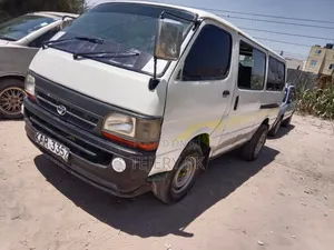 Toyota HiAce 1998 Nyeupe