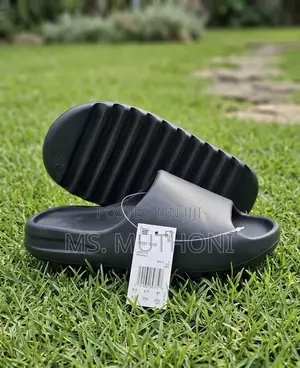 Adidas Yeezy Slides - Raha na Ubora (Size 40-45)