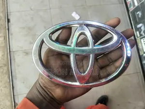 Nembo ya Grille ya Toyota (16x11cm)