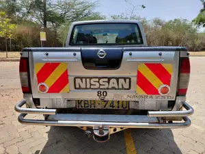 Nissan Hardbody 2005 Nyeupe