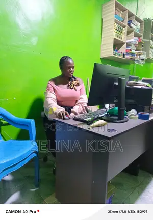 Cashier wa Supermarket - Mwenye Bidii na Uaminifu