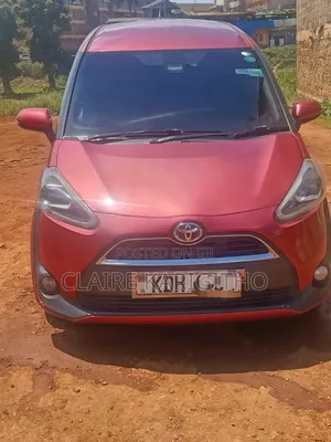 Toyota Sienta 1.5 FWD 2014 Rangi ya Maroon