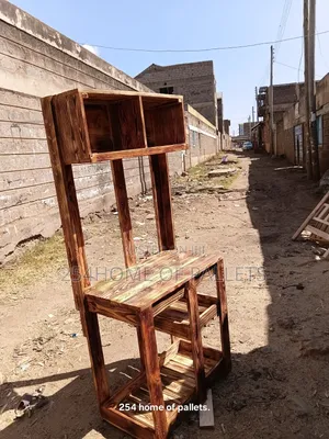 Meza Nzuri ya Jikoni ya Pallet na Rafu za Hifadhi