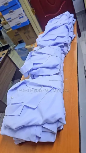 Labcoats Safi Nyeupe Ubora wa Mint - Hutengenezwa Agizo