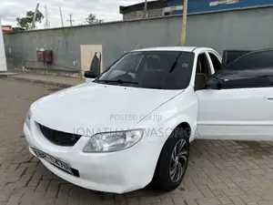 Mazda Familia 2005 Nyeupe