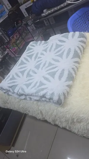Sharper Fleece Blankets - Grey & White (6x6)