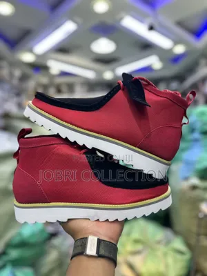 Viatu vya Clarks Wallabies High Red Black