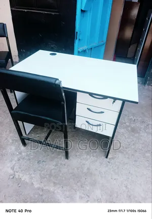 Jedwali la Kusomea na Kiti