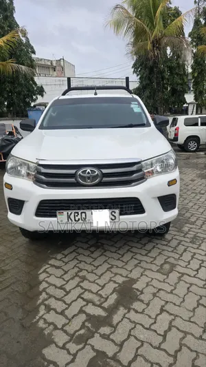 Toyota Hilux 2019 Nyeupe