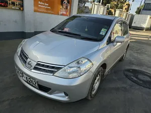 Nissan Tiida Hatchback 2011 Silver