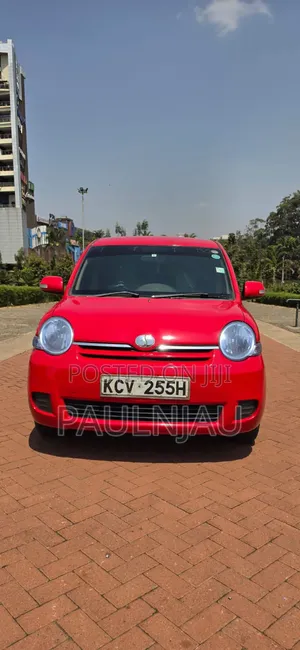 Toyota Sienta 2013 Nyekundu