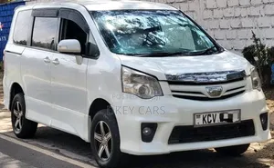 Toyota Noah 2012 Nyeupe