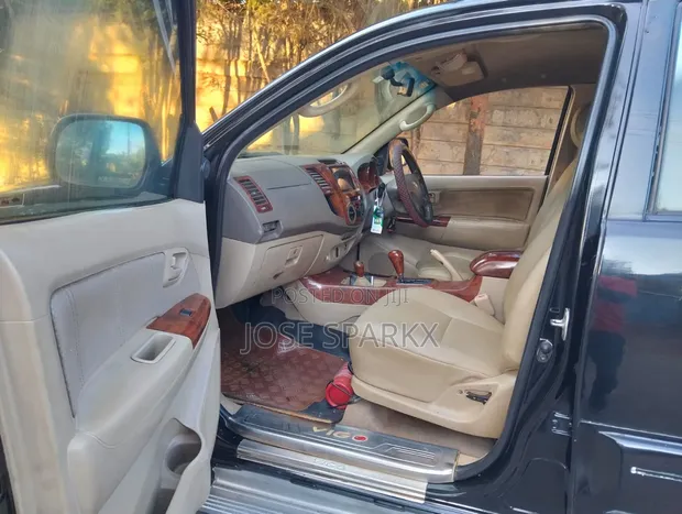 Toyota Hilux 2.5 Cab Pickup 2005 Nyeusi - 1