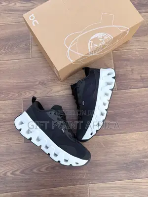 Viatu vya Kith Nyeusi na Nyeupe vya Chunky Sole