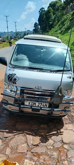 Toyota HiAce 2016 Nyeupe