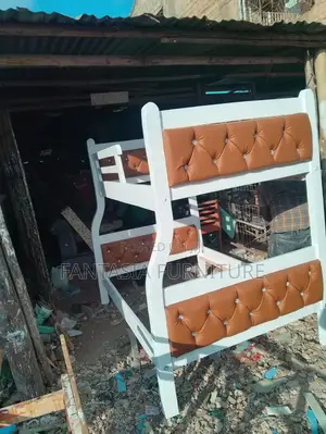 Kitanda cha Bunk Nyeupe chenye Paneli za Tan (Juu 3.5x6, Chini 4x6)