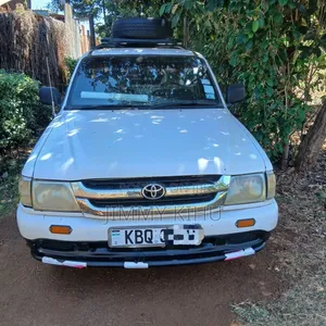 Toyota Hilux 2.5 Cab Pickup Nyeupe 2005