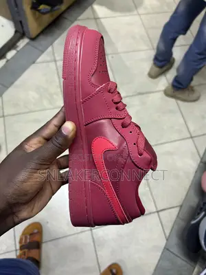 Air Jordan 1 Low SE Siku ya Wapendanao
